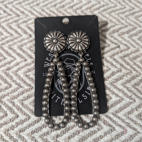 Vintage-Inspired Silver Floral Earrings - Picture 1 of 3